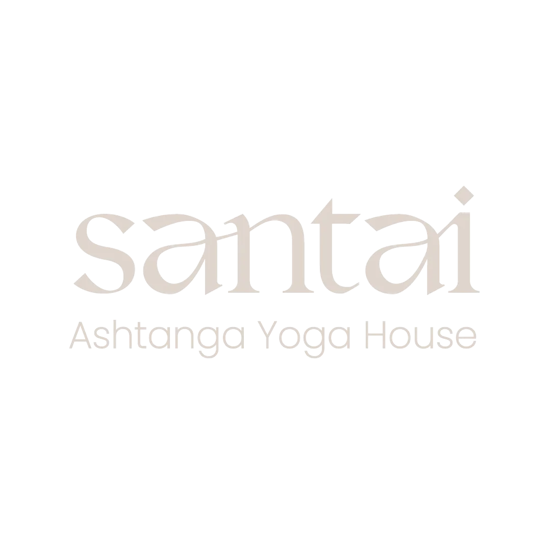 לוגו סנטאי יוגה - סטודיו יוגה בהרצליה פיתוח המתמחה באשטנגה יוגה, בבעלות שלי ברדה, מורה לאשטנגה יוגה